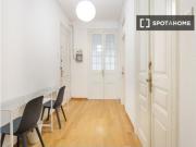 Se alquila habitación en piso de 6 habitaciones en Barcelona