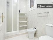 Se alquila habitación en piso de 6 habitaciones en Barcelona