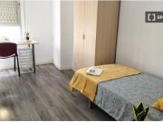 Se alquila habitación en piso de 6 habitaciones en Burjassot