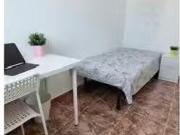 Se alquila habitación en piso de 6 habitaciones en...