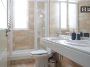 Se alquila habitación en piso de 6 habitaciones en Chamberí