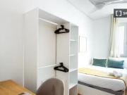 Se alquila habitación en piso de 6 habitaciones en...