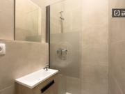 Se alquila habitación en piso de 6 habitaciones en Eixample