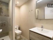 Se alquila habitación en piso de 6 habitaciones en Eixample