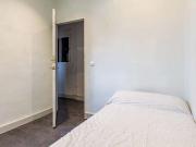 Se alquila habitación en piso de 6 habitaciones en Eixample