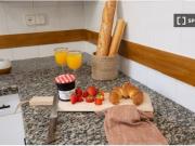 Se alquila habitación en piso de 6 habitaciones en El Farró