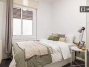 Se alquila habitación en piso de 6 habitaciones en El...