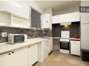 Se alquila habitación en piso de 6 habitaciones en Gràcia