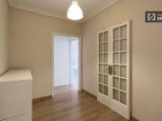 Se alquila habitación en piso de 6 habitaciones en La Salut