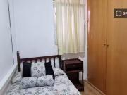 Se alquila habitación en piso de 6 habitaciones en Madrid