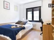 Se alquila habitación en piso de 6 habitaciones en Madrid