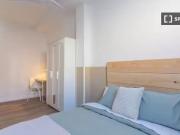 Se alquila habitación en piso de 6 habitaciones en Madrid