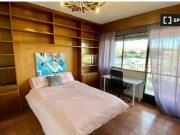 Se alquila habitación en piso de 6 habitaciones en Madrid