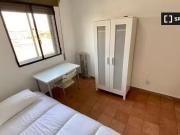 Se alquila habitación en piso de 6 habitaciones en Madrid