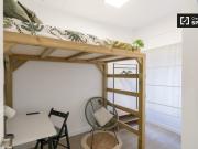 Se alquila habitación en piso de 6 habitaciones en...