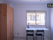 Se alquila habitación en piso de 6 habitaciones en Valencia