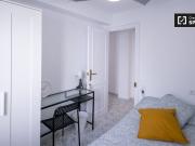 Se alquila habitación en piso de 6 habitaciones en Valencia