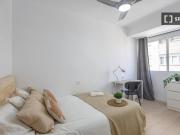 Se alquila habitación en piso de 6 habitaciones en Valencia