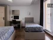 Se alquila habitación en piso de 6 habitaciones en Valencia