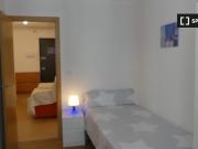 Se alquila habitación en piso de 6 habitaciones en Zaragoza