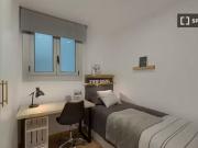 Se alquila habitación en piso de 7 habitaciones en Barcelona