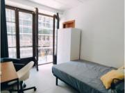 Se alquila habitación en piso de 7 habitaciones en Barcelona