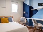 Se alquila habitación en piso de 7 habitaciones en Barcelona