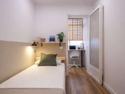 Se alquila habitación en piso de 7 habitaciones en Barcelona