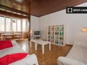 Se alquila habitación en piso de 7 habitaciones en Barcelona Se alquila habitación en piso de 7 habitaciones en Barcelona