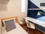 Se alquila habitación en piso de 7 habitaciones en Barcelona