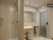 Se alquila habitación en piso de 7 habitaciones en Barcelona