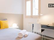 Se alquila habitación en piso de 7 habitaciones en Barcelona