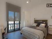 Se alquila habitación en piso de 7 habitaciones en Barcelona