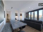 Se alquila habitación en piso de 7 habitaciones en Barcelona