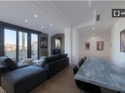 Se alquila habitación en piso de 7 habitaciones en Barcelona