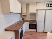 Se alquila habitación en piso de 7 habitaciones en Barcelona