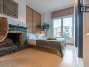 Se alquila habitación en piso de 7 habitaciones en Barcelona