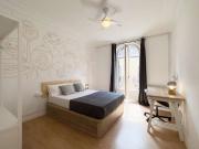 Se alquila habitación en piso de 7 habitaciones en Barcelona