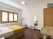 Se alquila habitación en piso de 7 habitaciones en Barcelona