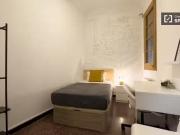 Se alquila habitación en piso de 7 habitaciones en Barcelona