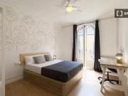 Se alquila habitación en piso de 7 habitaciones en Barcelona
