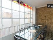 Se alquila habitación en piso de 7 habitaciones en Barcelona