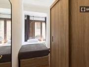 Se alquila habitación en piso de 7 habitaciones en Barcelona