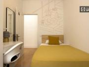 Se alquila habitación en piso de 7 habitaciones en Barcelona
