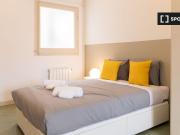 Se alquila habitación en piso de 7 habitaciones en Barcelona