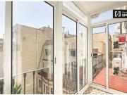 Se alquila habitación en piso de 7 habitaciones en Barcelona