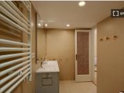 Se alquila habitación en piso de 7 habitaciones en Barcelona