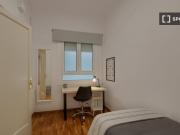 Se alquila habitación en piso de 7 habitaciones en Barcelona