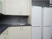 Se alquila habitación en piso de 7 habitaciones en Centro