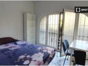 Se alquila habitación en piso de 7 habitaciones en Granada